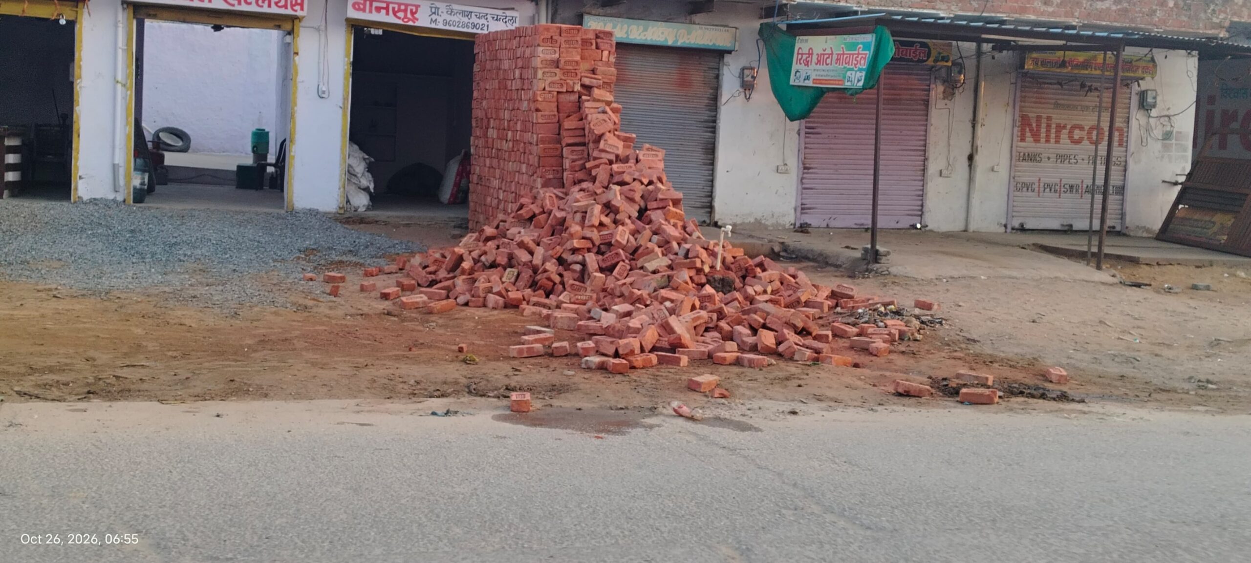 बानसूर में दुकानदार पर गिरा ईंटों का ढेर, कोटपूतली रेफर किया