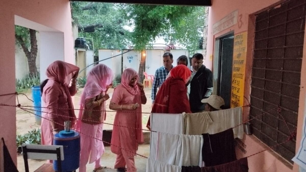 कोटपूतली-बहरोड़ में पंचायत चुनाव का दूसरा चरण: 130 ग्राम पंचायतों में 969 दावेदार मैदान में, बारिश ने धीमी की मतदान की रफ्तार कोटपूतली-बहरोड़ में पंचायत चुनाव का दूसरा चरण: 130 ग्राम पंचायतों में 969 दावेदार मैदान में, बारिश ने धीमी की मतदान की रफ्तार