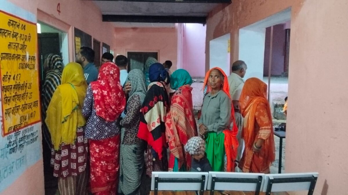 कोटपूतली-बहरोड़ में पंचायत चुनाव का दूसरा चरण: 130 ग्राम पंचायतों में 969 दावेदार मैदान में, बारिश ने धीमी की मतदान की रफ्तार कोटपूतली-बहरोड़ में पंचायत चुनाव का दूसरा चरण: 130 ग्राम पंचायतों में 969 दावेदार मैदान में, बारिश ने धीमी की मतदान की रफ्तार
