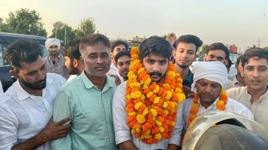 पावटा-प्रागपुरा में डीयूएसयू प्रत्याशी विजय शंकर मीणा का राजस्थानी पगड़ी पहनाकर जोरदार अभिनंदन