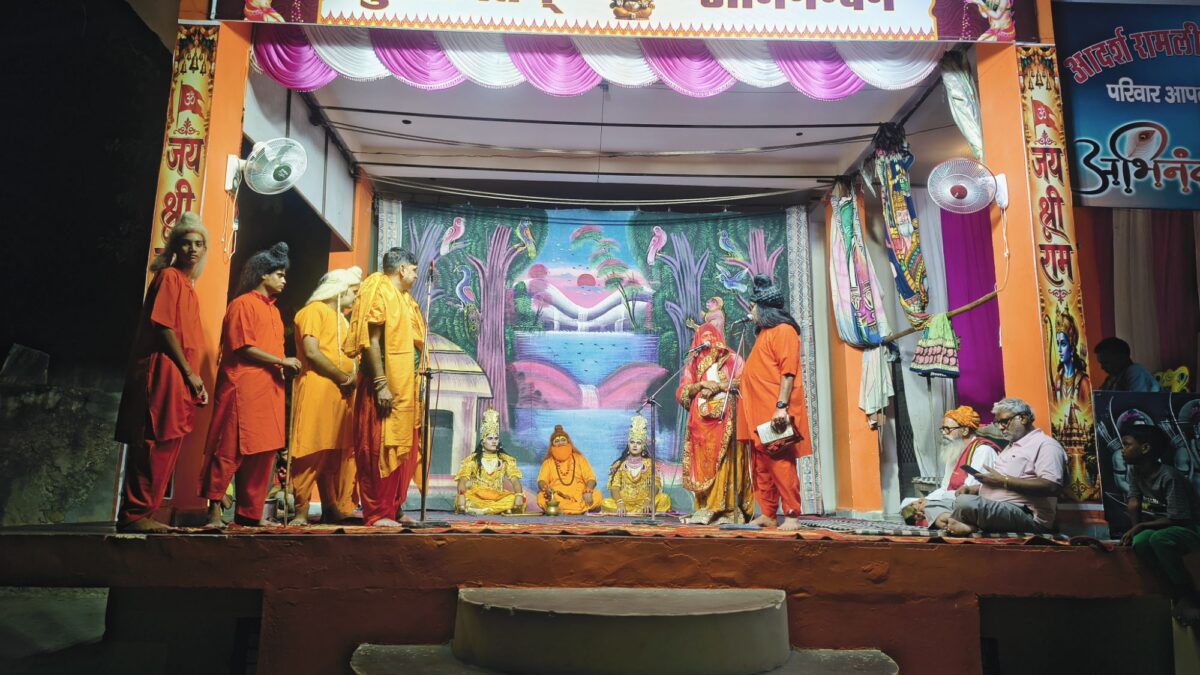 आदर्श रामलीला मंडल पावटा के कलाकारों ने प्रभावी अभिनय से जीवंत किया ताड़का वध प्रसंग