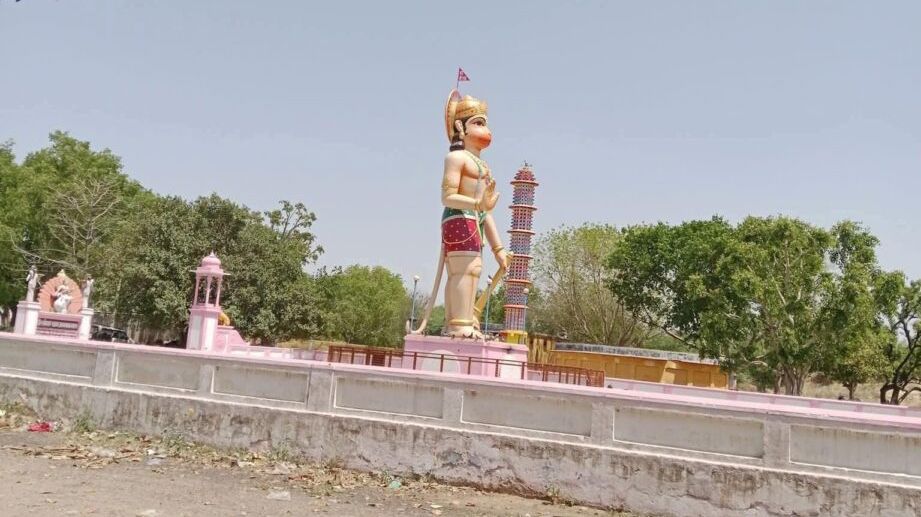 दो राज्यों की सीमा पर फैला रामेश्वर धाम मंदिर, चढ़ावा चढ़ाने की मनाही