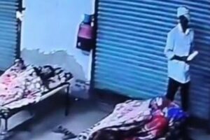 चारपाई पर सोते व्यक्ति का मोबाइल चोरी, CCTV में कैद हुई वारदात