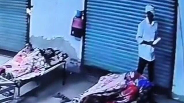 चारपाई पर सोते व्यक्ति का मोबाइल चोरी, CCTV में कैद हुई वारदात