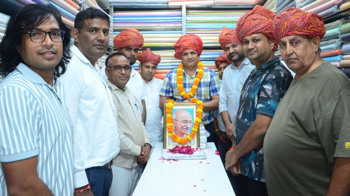देवेश खादी भंडार पर गांधी-शास्त्री जयंती पर श्रद्धांजलि अर्पित देवेश खादी भंडार पर गांधी-शास्त्री जयंती पर श्रद्धांजलि अर्पित