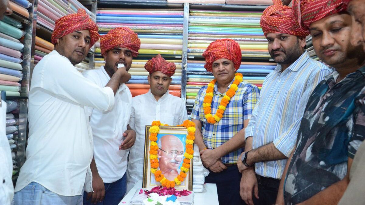 देवेश खादी भंडार पर गांधी-शास्त्री जयंती पर श्रद्धांजलि अर्पित देवेश खादी भंडार पर गांधी-शास्त्री जयंती पर श्रद्धांजलि अर्पित
