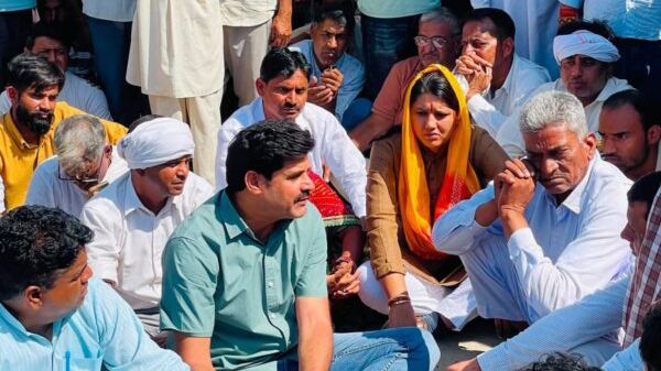 भैंसलाना में 21 वर्षीय युवती की मौत के बाद प्रदर्शन, सहायता राशि पर सहमति के बाद धरना समाप्त