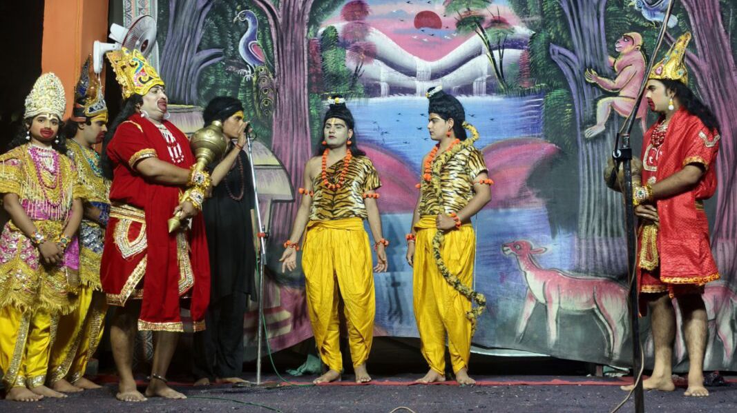 पावटा रामलीला मंचन में हनुमान जी ने जलाई सोने की लंका