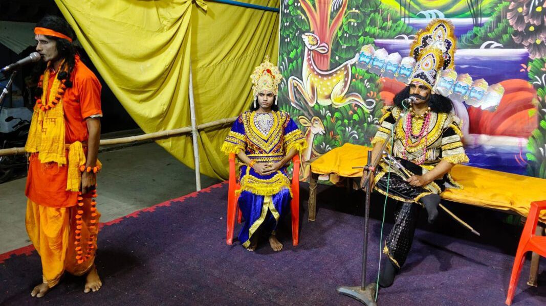 प्रागपुरा रामलीला में विभीषण शरणागति, अंगद-रावण संवाद और लक्ष्मण शक्ति लीला का मंचन प्रागपुरा रामलीला में विभीषण शरणागति, अंगद-रावण संवाद और लक्ष्मण शक्ति लीला का मंचन