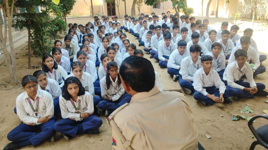 पुलिस शहीद दिवस पर स्कूलों में साइबर सुरक्षा जागरूकता कार्यक्रम