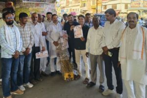 मदन राठौड़ के बयान के विरोध में कांग्रेस का प्रदर्शन, पूतला फूंका