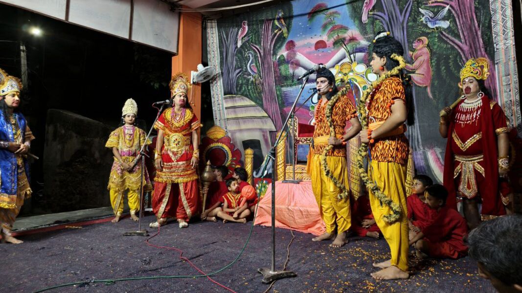 रामलीला में राम-सुग्रीव मित्रता और बाली वध की लीला ने मोहा मन रामलीला में राम-सुग्रीव मित्रता और बाली वध की लीला ने मोहा मन