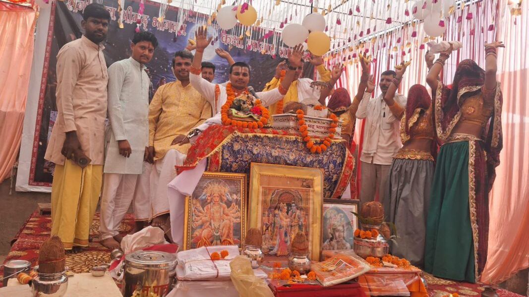 गोपीनाथ मंदिर में श्रीमद् भागवत कथा का शुभारम्भ, कलश यात्रा निकाली