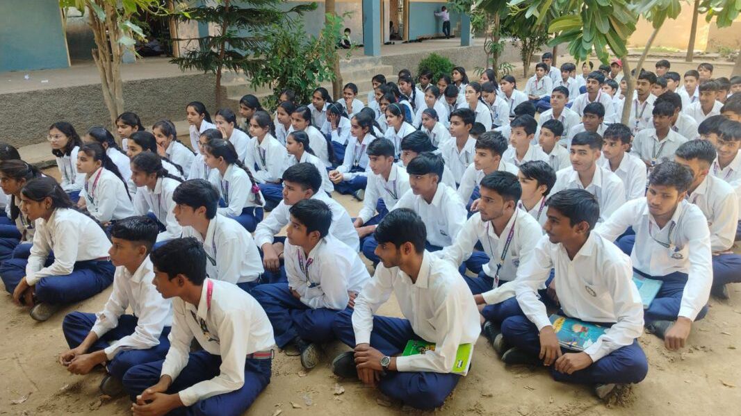 पुलिस शहीद दिवस पर स्कूलों में साइबर सुरक्षा जागरूकता कार्यक्रम