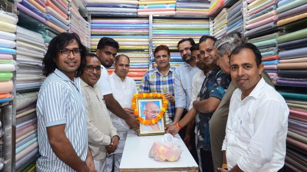 देवेश खादी भंडार पर गांधी-शास्त्री जयंती पर श्रद्धांजलि अर्पित देवेश खादी भंडार पर गांधी-शास्त्री जयंती पर श्रद्धांजलि अर्पित