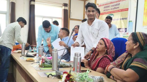 60 सालों से पट्टों का इंतजार, पार्षद रिंकू कांसोटिया ने पालिका अध्यक्ष को सौंपा ज्ञापन