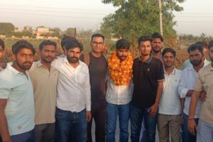पावटा-प्रागपुरा में डीयूएसयू प्रत्याशी विजय शंकर मीणा का राजस्थानी पगड़ी पहनाकर जोरदार अभिनंदन
