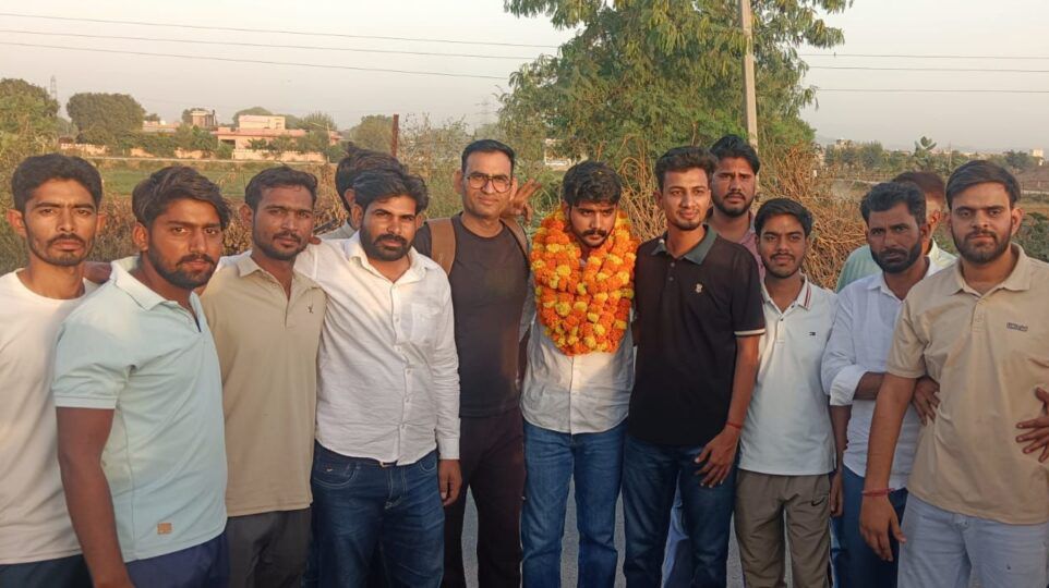 पावटा-प्रागपुरा में डीयूएसयू प्रत्याशी विजय शंकर मीणा का राजस्थानी पगड़ी पहनाकर जोरदार अभिनंदन