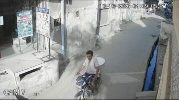 4200 रुपए का भगोना लेकर फरार व्यक्ति सीसीटीवी फुटेज में कैद 4200 रुपए का भगोना लेकर फरार व्यक्ति सीसीटीवी फुटेज में कैद
