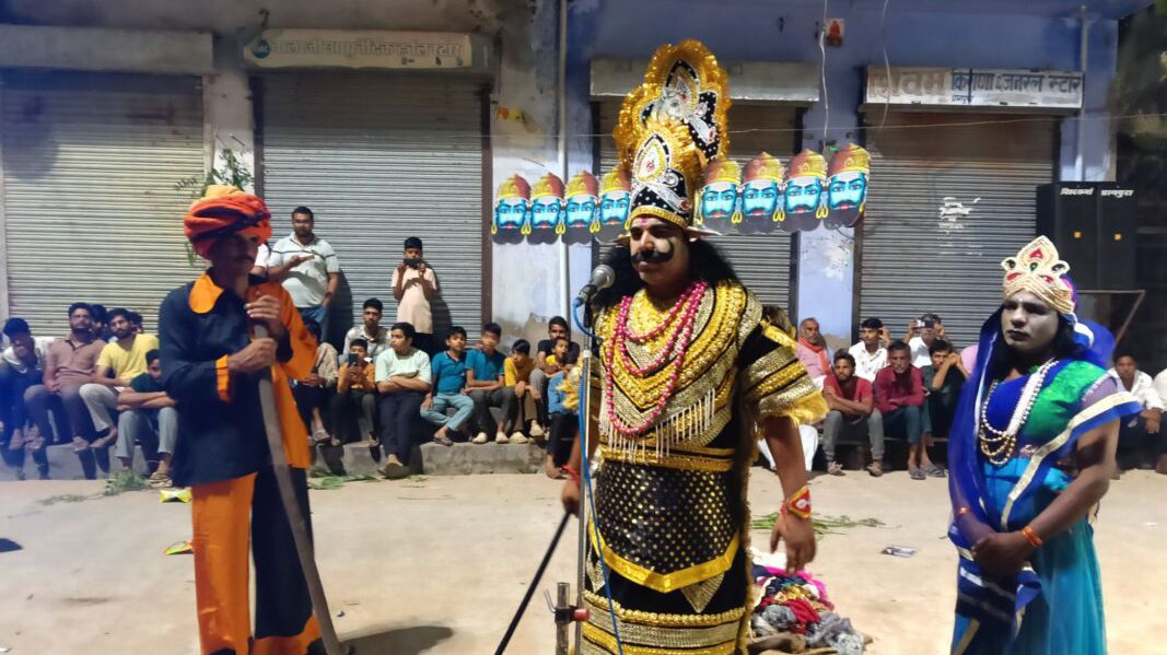 श्री आदर्श रामलीला मंडल प्रागपुरा में सुंदरकांड के प्रसंगों का सजीव मंचन