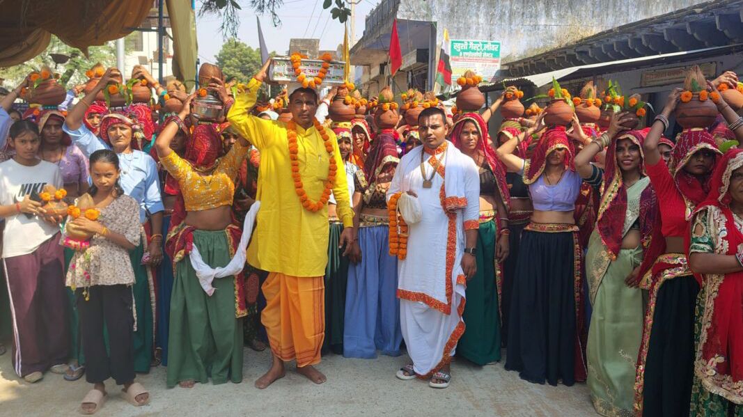 गोपीनाथ मंदिर में श्रीमद् भागवत कथा का शुभारम्भ, कलश यात्रा निकाली