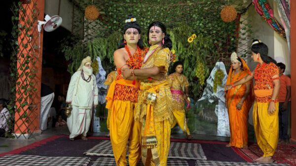 आदर्श रामलीला मंडल की रामलीला में श्रीराम-भरत मिलन का सजीव चित्रण आदर्श रामलीला मंडल की रामलीला में श्रीराम-भरत मिलन का सजीव चित्रण