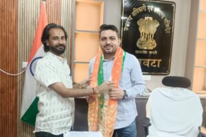 नशामुक्ति अभियान चलाने की मांग को लेकर एसडीएम को सौंपा ज्ञापन