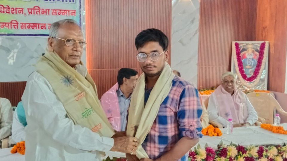 अग्रवाल समाज के वार्षिक अधिवेशन में प्रतिभाओं को किया सम्मानित