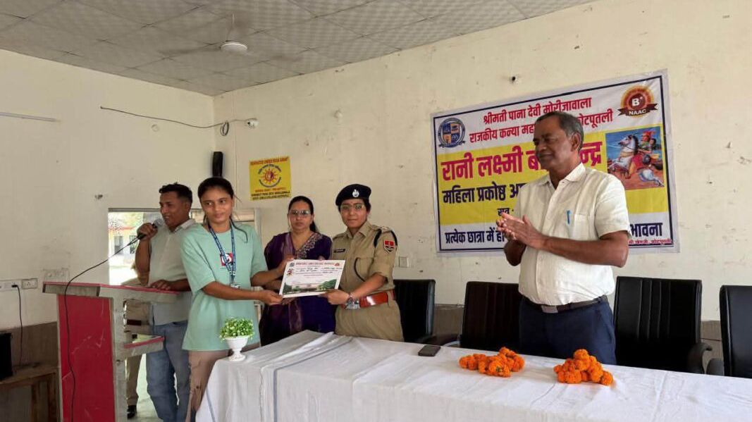 आत्मरक्षा शिविर में छात्राओं ने सीखे सुरक्षा के गुर, चार सप्ताह तक चला प्रशिक्षण आत्मरक्षा शिविर में छात्राओं ने सीखे सुरक्षा के गुर, चार सप्ताह तक चला प्रशिक्षण