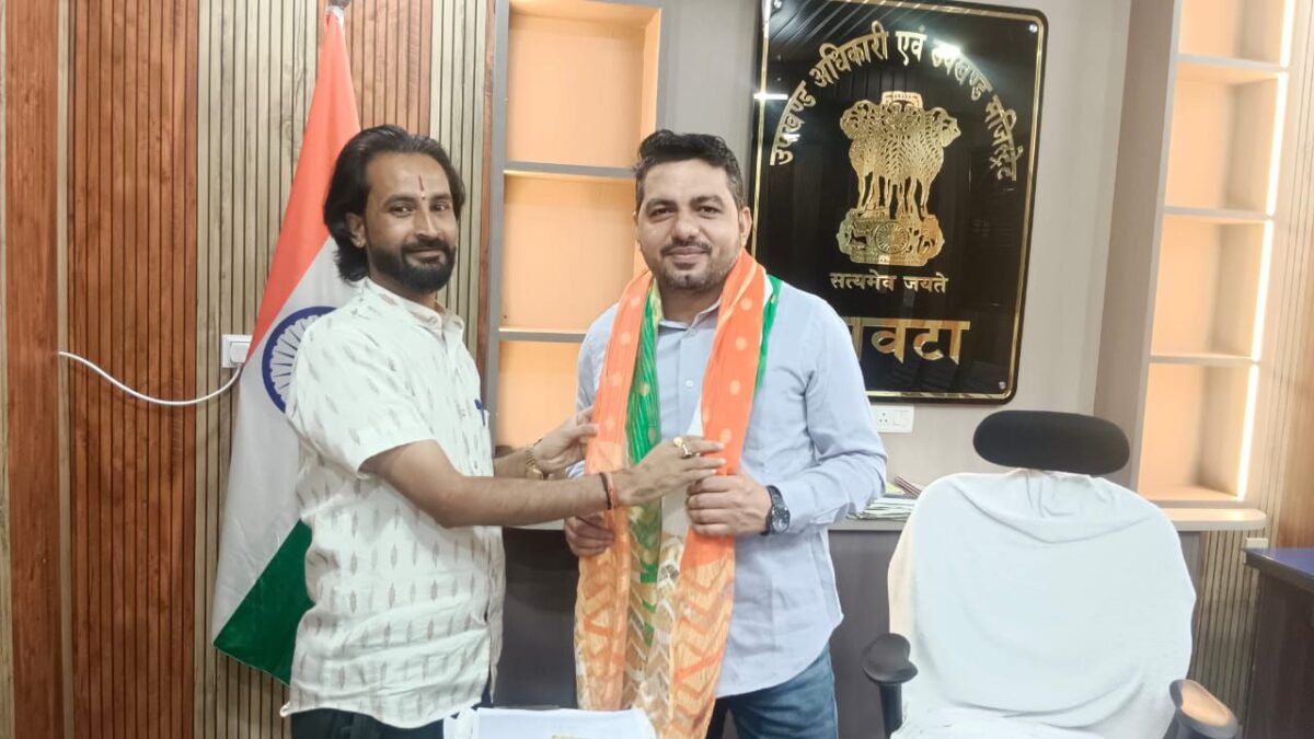 नशामुक्ति अभियान चलाने की मांग को लेकर एसडीएम को सौंपा ज्ञापन
