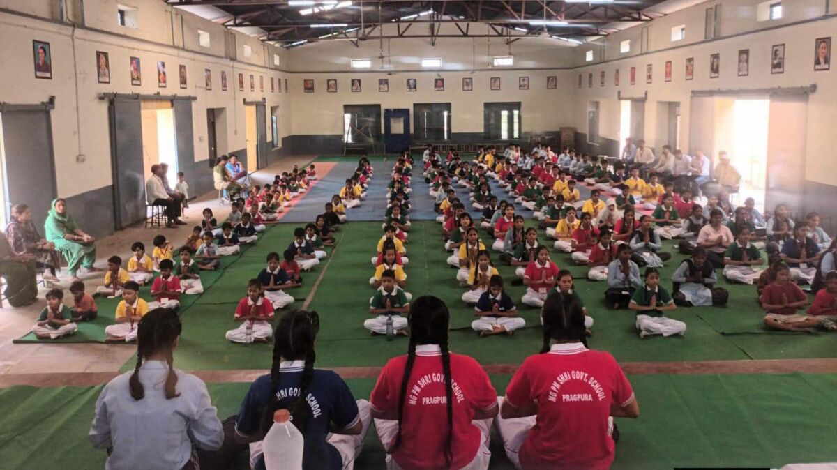 प्रागपुरा पीएम श्री विद्यालय में गांधी-शास्त्री जयंती पर सर्वधर्म प्रार्थना सभा