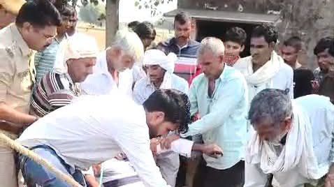 सूखे कुएं में फंदे से लटका मिला 35 वर्षीय युवक का शव, गांव में फैली सनसनी सूखे कुएं में फंदे से लटका मिला 35 वर्षीय युवक का शव, गांव में फैली सनसनी