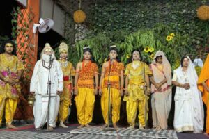 आदर्श रामलीला मंडल की रामलीला में श्रीराम-भरत मिलन का सजीव चित्रण