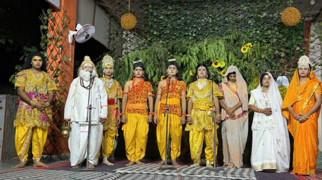 आदर्श रामलीला मंडल की रामलीला में श्रीराम-भरत मिलन का सजीव चित्रण आदर्श रामलीला मंडल की रामलीला में श्रीराम-भरत मिलन का सजीव चित्रण