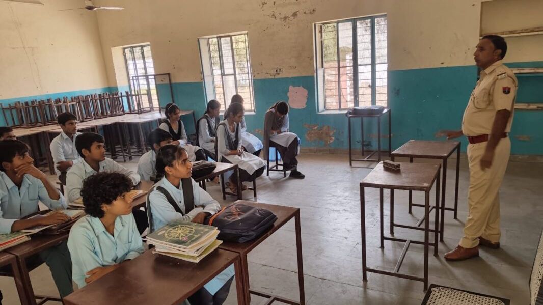पुलिस शहीद दिवस पर स्कूलों में साइबर सुरक्षा जागरूकता कार्यक्रम