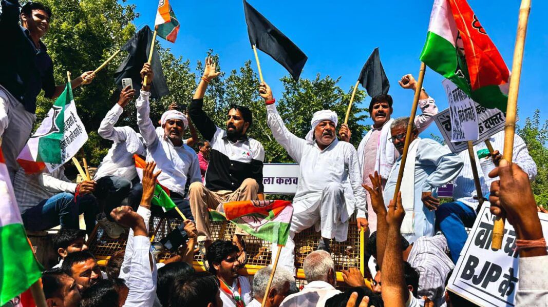 राहुल गांधी के समर्थन में कोटपूतली में कांग्रेस का प्रदर्शन, काला दिवस मनाकर जताया विरोध