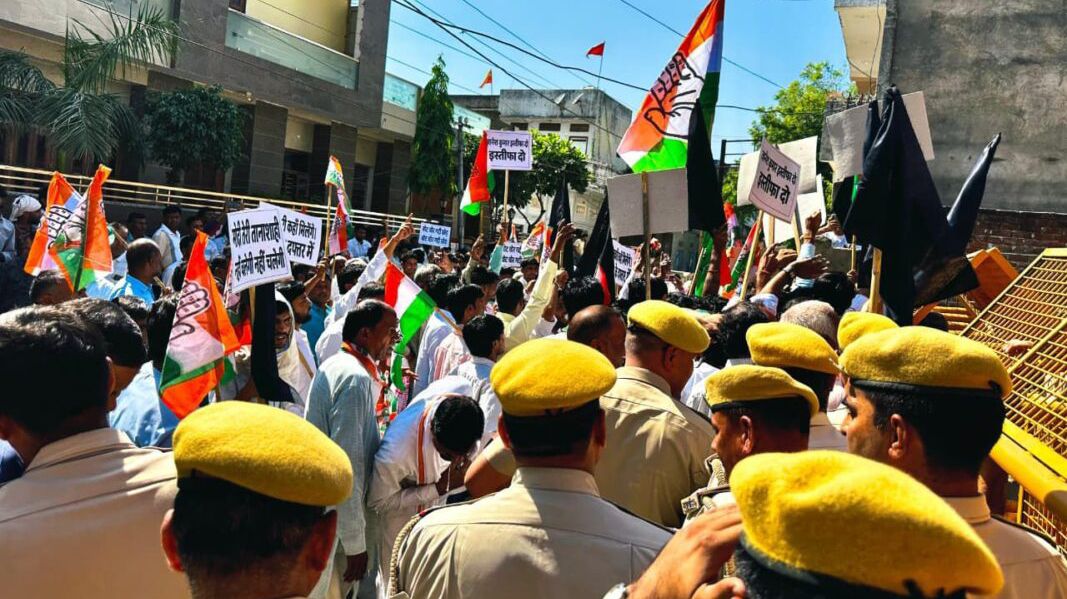राहुल गांधी के समर्थन में कोटपूतली में कांग्रेस का प्रदर्शन, काला दिवस मनाकर जताया विरोध
