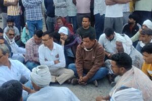 ट्रेलर की टक्कर से बाइक सवार की मौत, घटना के बाद प्रदर्शन शुरू