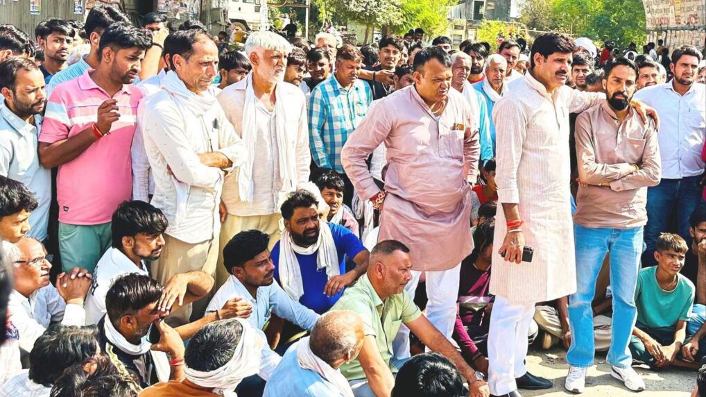 बाइक सवार महेन्द्र कुमावत की मौत से ग्रामीणों में आक्रोश
