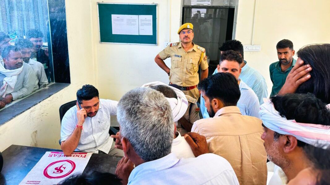 भैंसलाना में 21 वर्षीय युवती की मौत के बाद प्रदर्शन, सहायता राशि पर सहमति के बाद धरना समाप्त