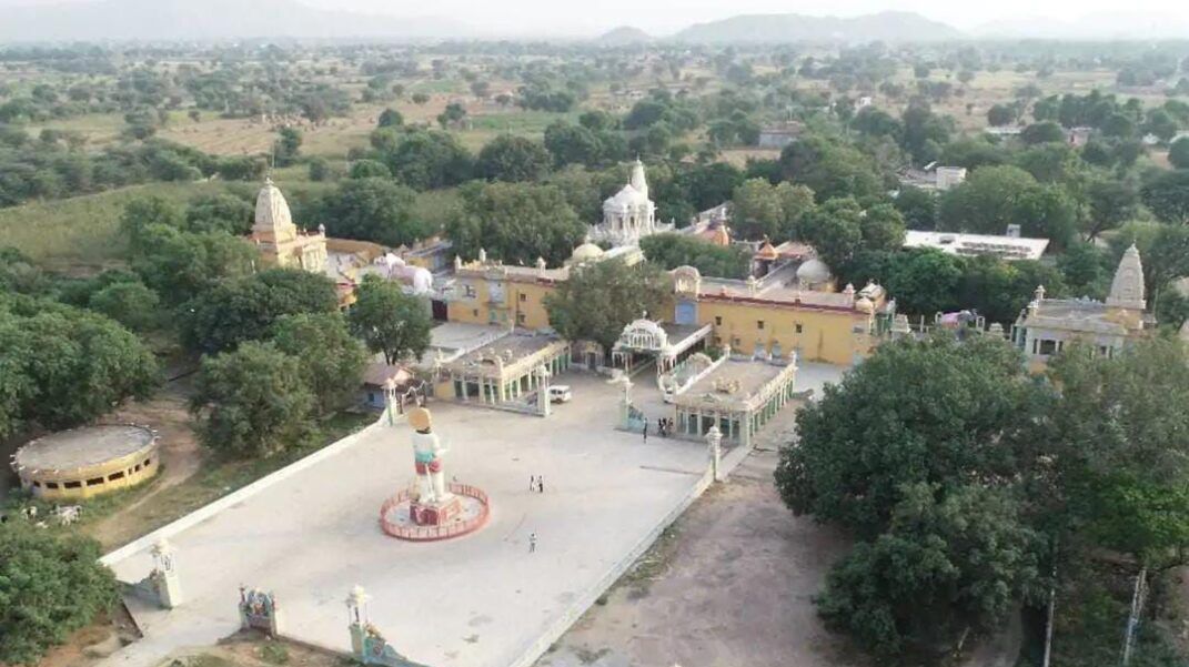 दो राज्यों की सीमा पर फैला रामेश्वर धाम मंदिर, चढ़ावा चढ़ाने की मनाही