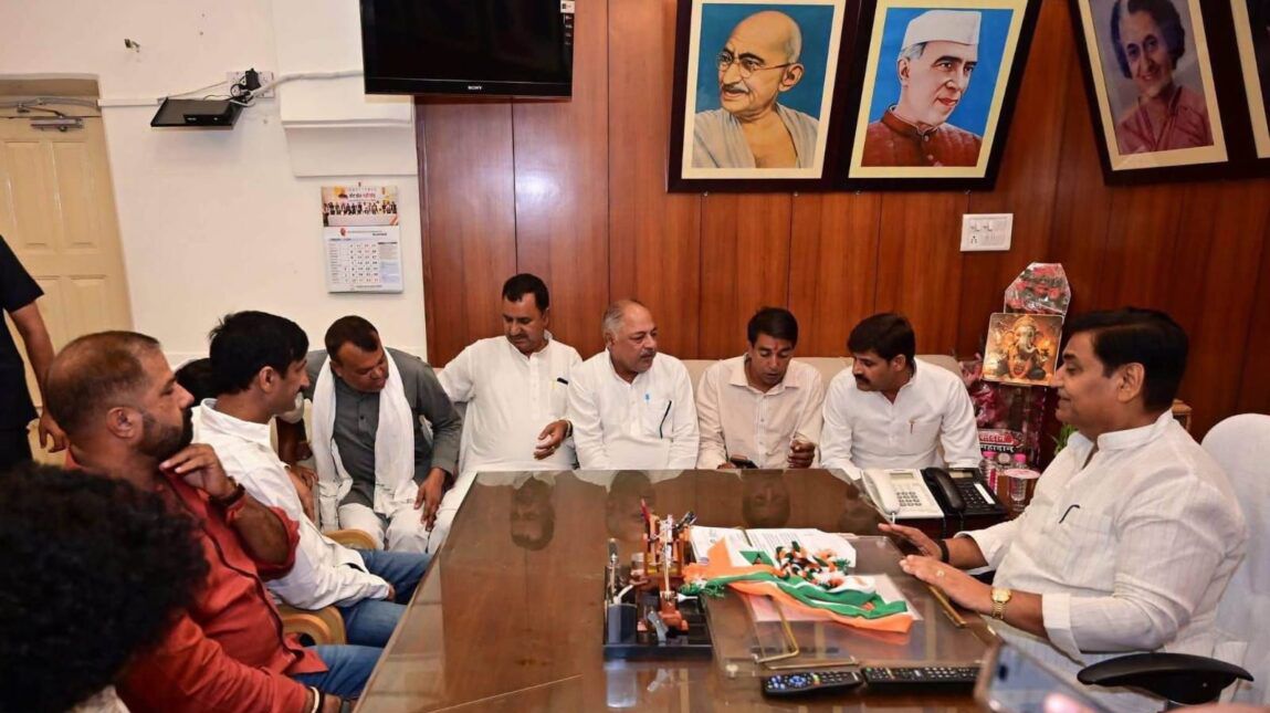 भाजपा छोड़ कांग्रेस में शामिल हुए इंजीनियर सुभाष घोघड़ भाजपा छोड़ कांग्रेस में शामिल हुए इंजीनियर सुभाष घोघड़