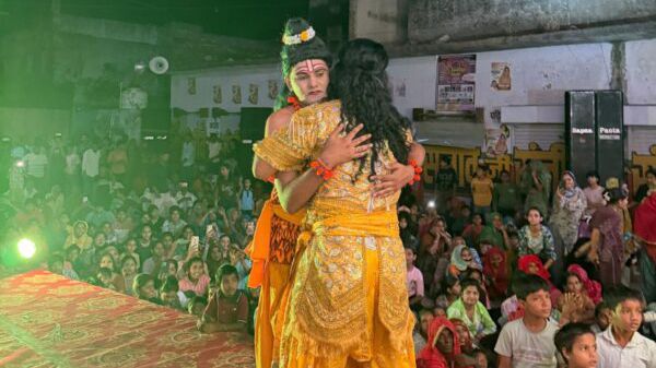आदर्श रामलीला मंडल की रामलीला में श्रीराम-भरत मिलन का सजीव चित्रण आदर्श रामलीला मंडल की रामलीला में श्रीराम-भरत मिलन का सजीव चित्रण