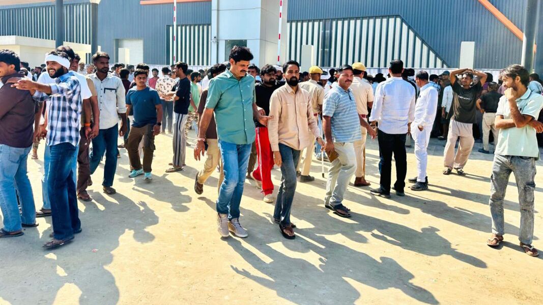 भैंसलाना में 21 वर्षीय युवती की मौत के बाद प्रदर्शन, सहायता राशि पर सहमति के बाद धरना समाप्त