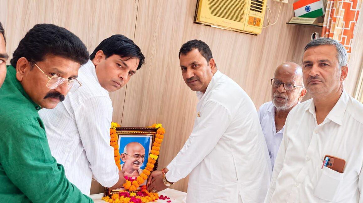 गांधी-शास्त्री जयंती पर कांग्रेस कार्यालय में श्रद्धांजलि सभा गांधी-शास्त्री जयंती पर कांग्रेस कार्यालय में श्रद्धांजलि सभा