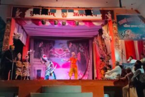 रामलीला में सूर्पनखा की नाक काटने और खर-दूषण वध की लीला का मंचन