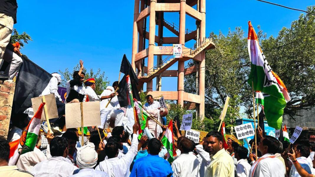 राहुल गांधी के समर्थन में कोटपूतली में कांग्रेस का प्रदर्शन, काला दिवस मनाकर जताया विरोध