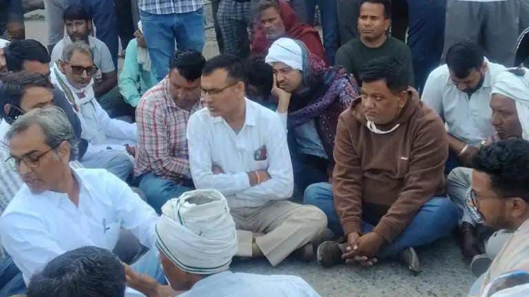 ट्रेलर की टक्कर से बाइक सवार की मौत, घटना के बाद प्रदर्शन शुरू