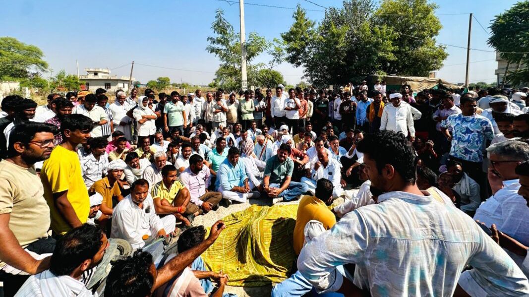 भैंसलाना में 21 वर्षीय युवती की मौत के बाद प्रदर्शन, सहायता राशि पर सहमति के बाद धरना समाप्त