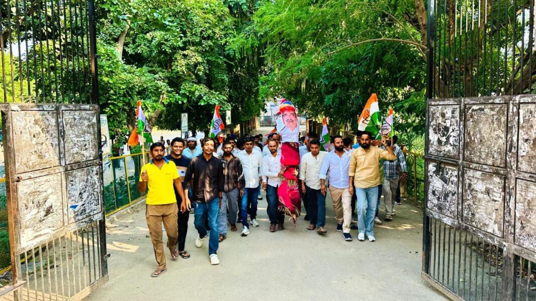 कांग्रेस का विरोध प्रदर्शन, राठौड़ के खिलाफ कार्रवाई की उठी मांग